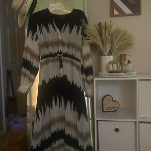 Versona Black and Cream Long Sleeve Dress
